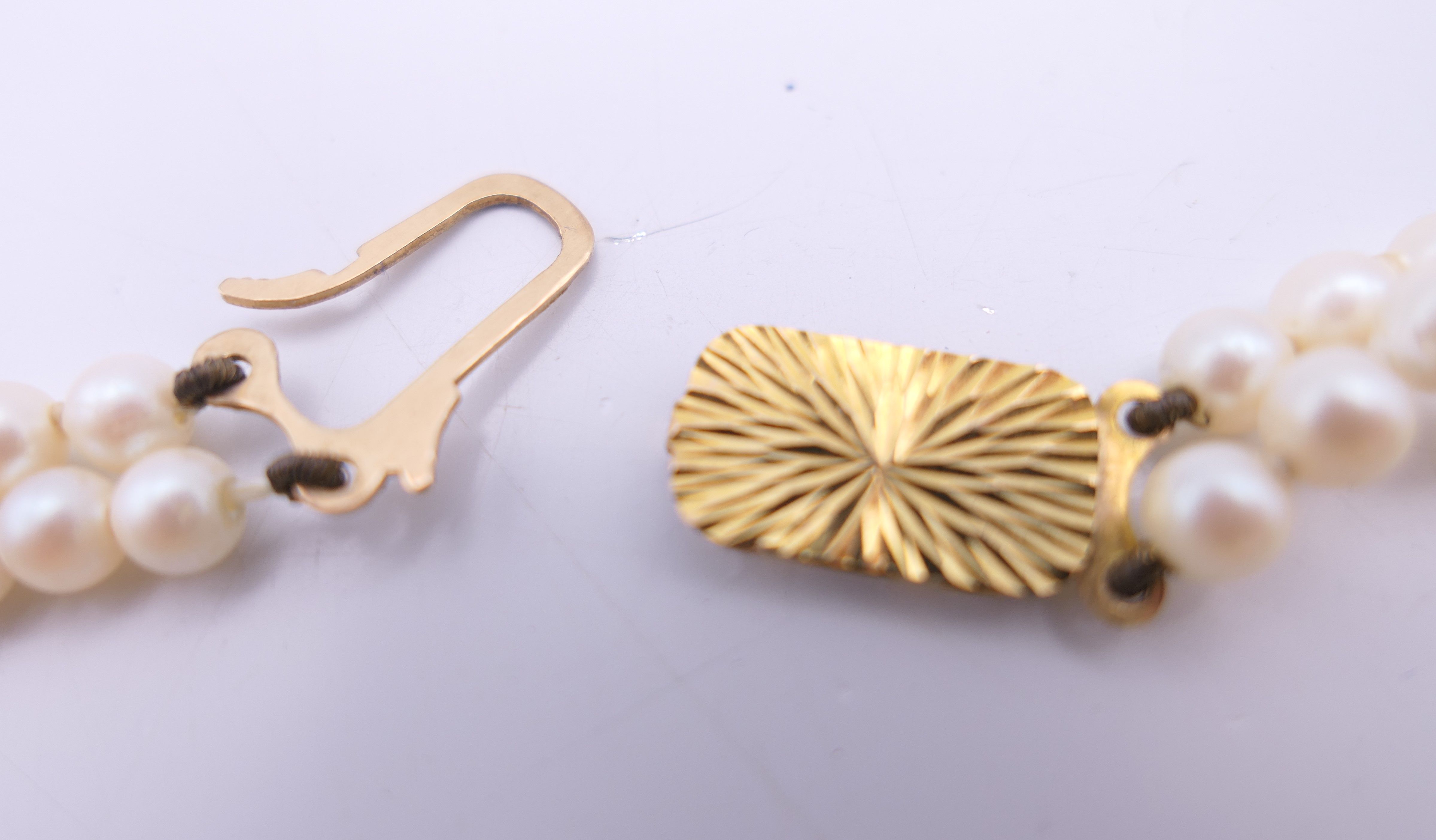 A two strand pearl necklace with 9 ct gold clasp. 33 cm long. - Image 2 of 5