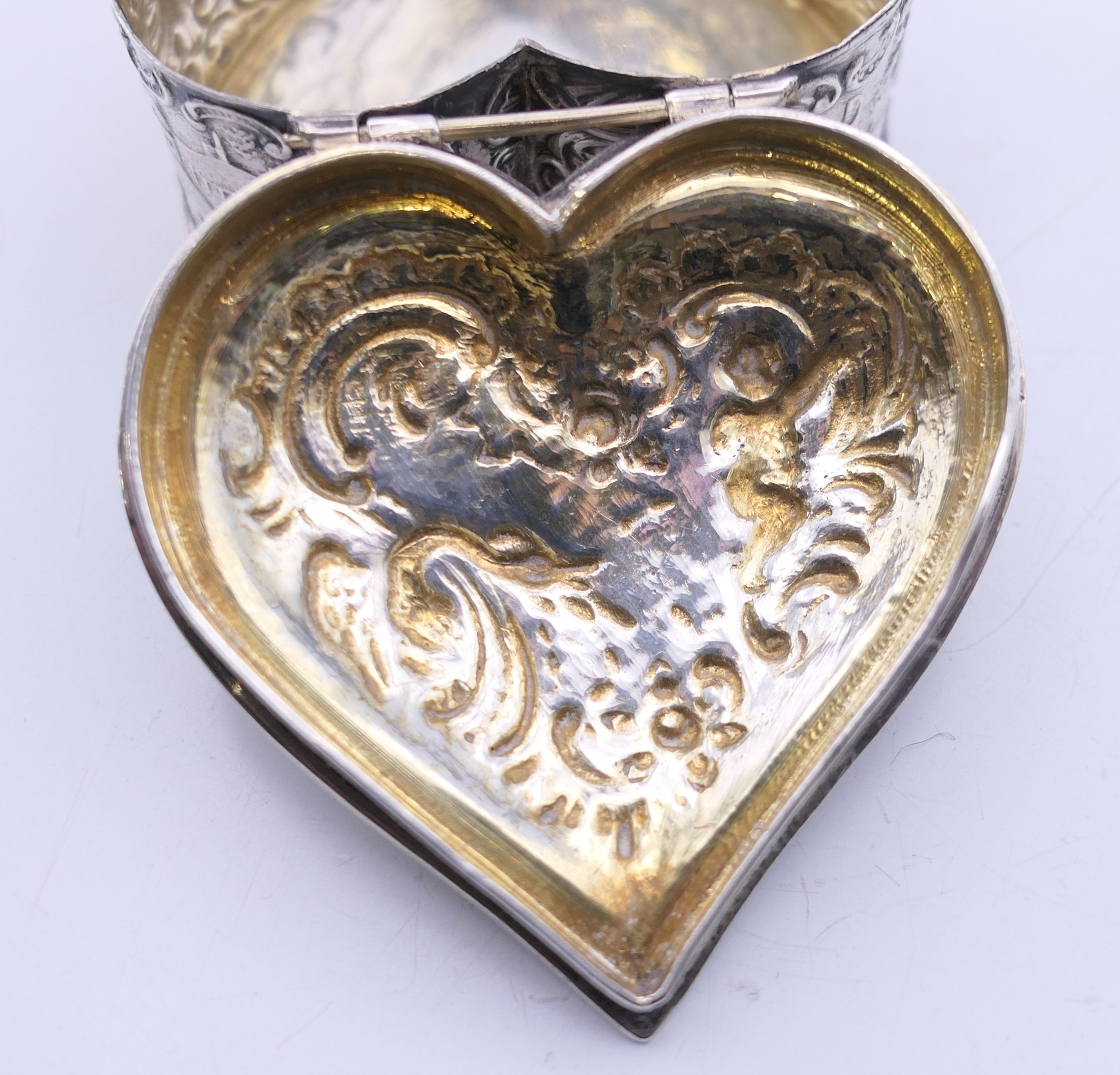 A silver heart shaped pill box, import marks for London 1897. 5.5 cm wide. 58.3 grammes. - Image 8 of 11
