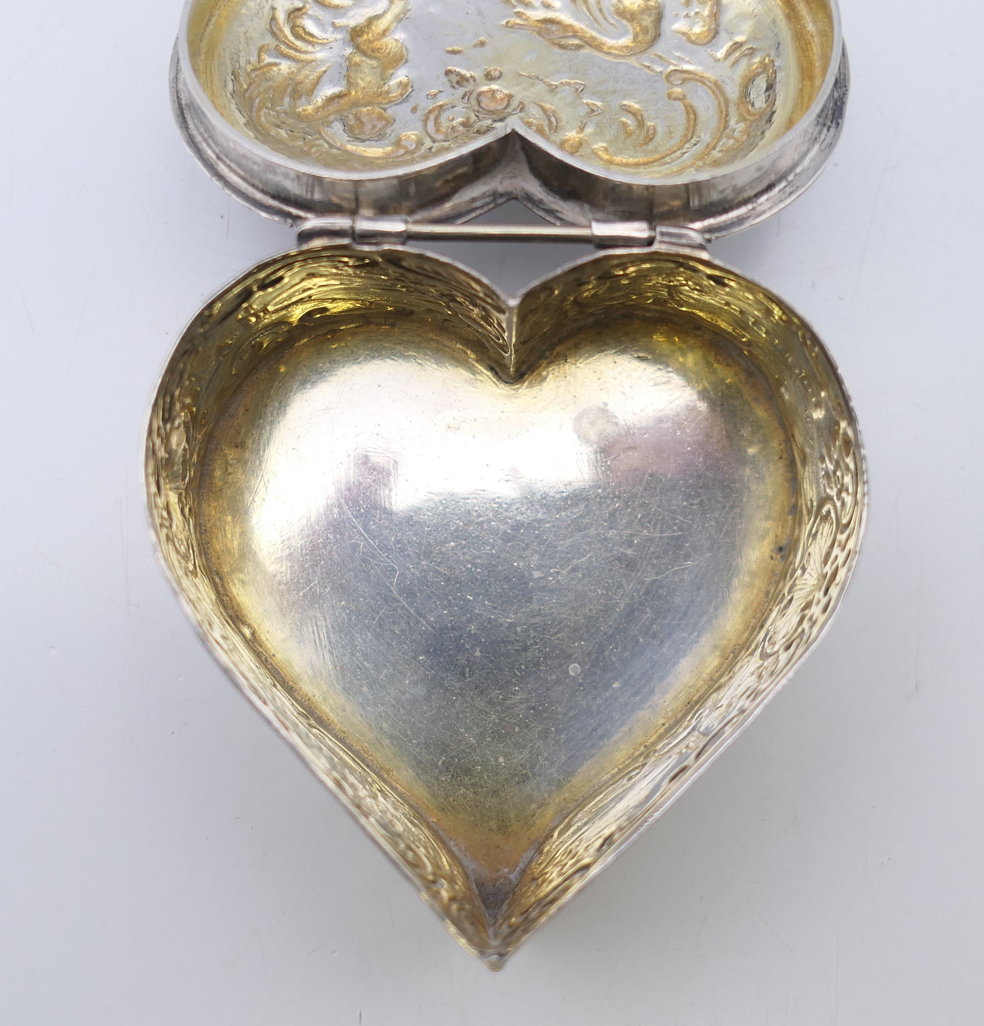 A silver heart shaped pill box, import marks for London 1897. 5.5 cm wide. 58.3 grammes. - Image 7 of 11