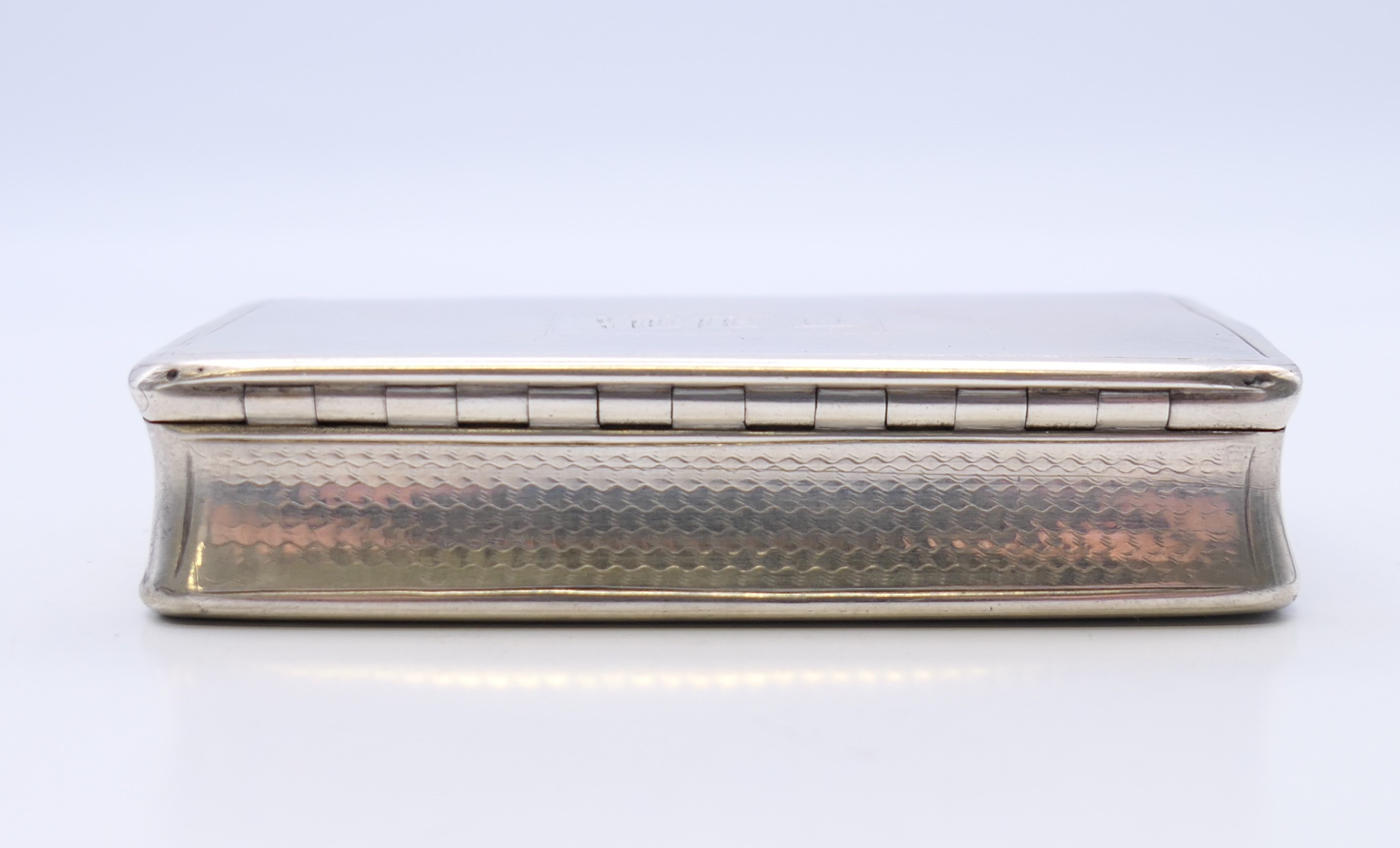 A silver snuff box, hallmarked for Birmingham 1869, maker's mark of George Unite. 7.5 cm x 4.5 cm. - Image 7 of 9