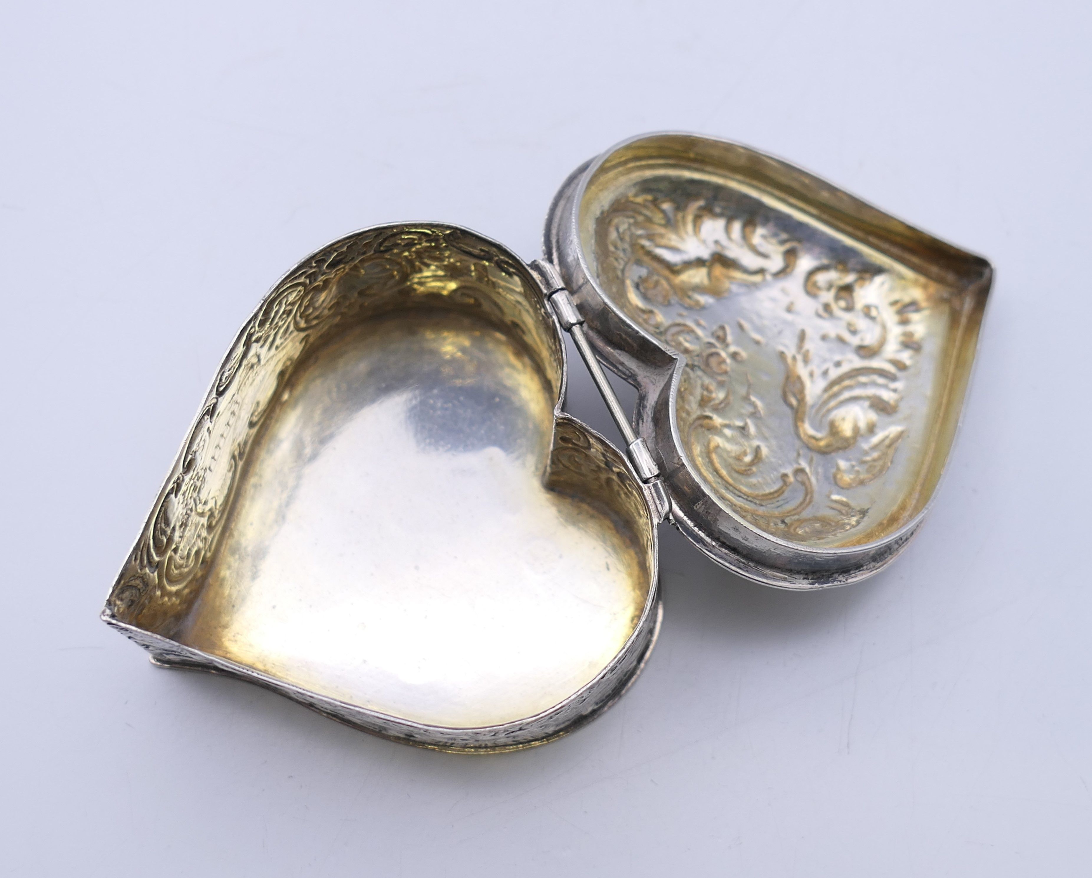 A silver heart shaped pill box, import marks for London 1897. 5.5 cm wide. 58.3 grammes. - Image 6 of 11