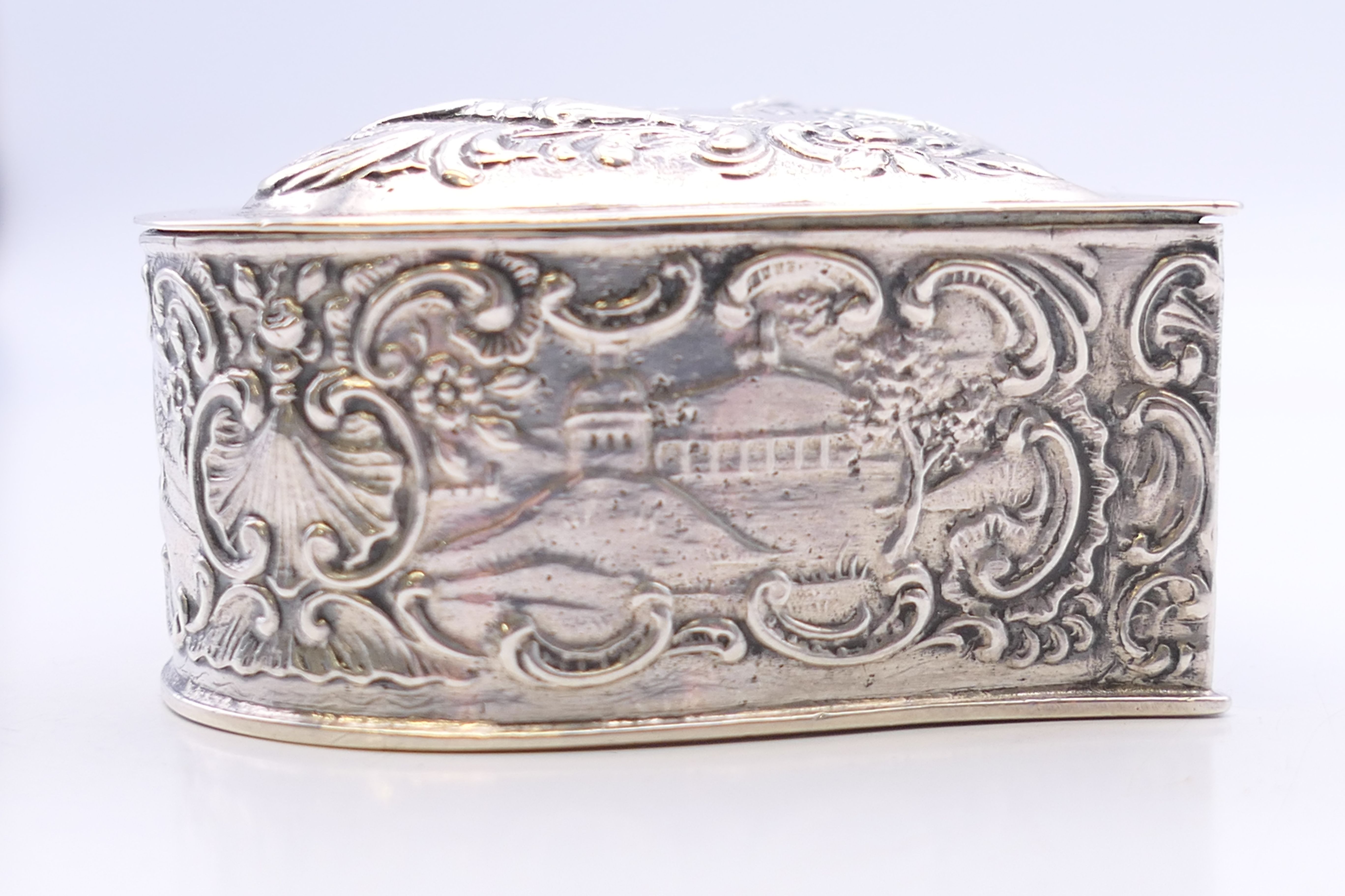 A silver heart shaped pill box, import marks for London 1897. 5.5 cm wide. 58.3 grammes. - Image 11 of 11