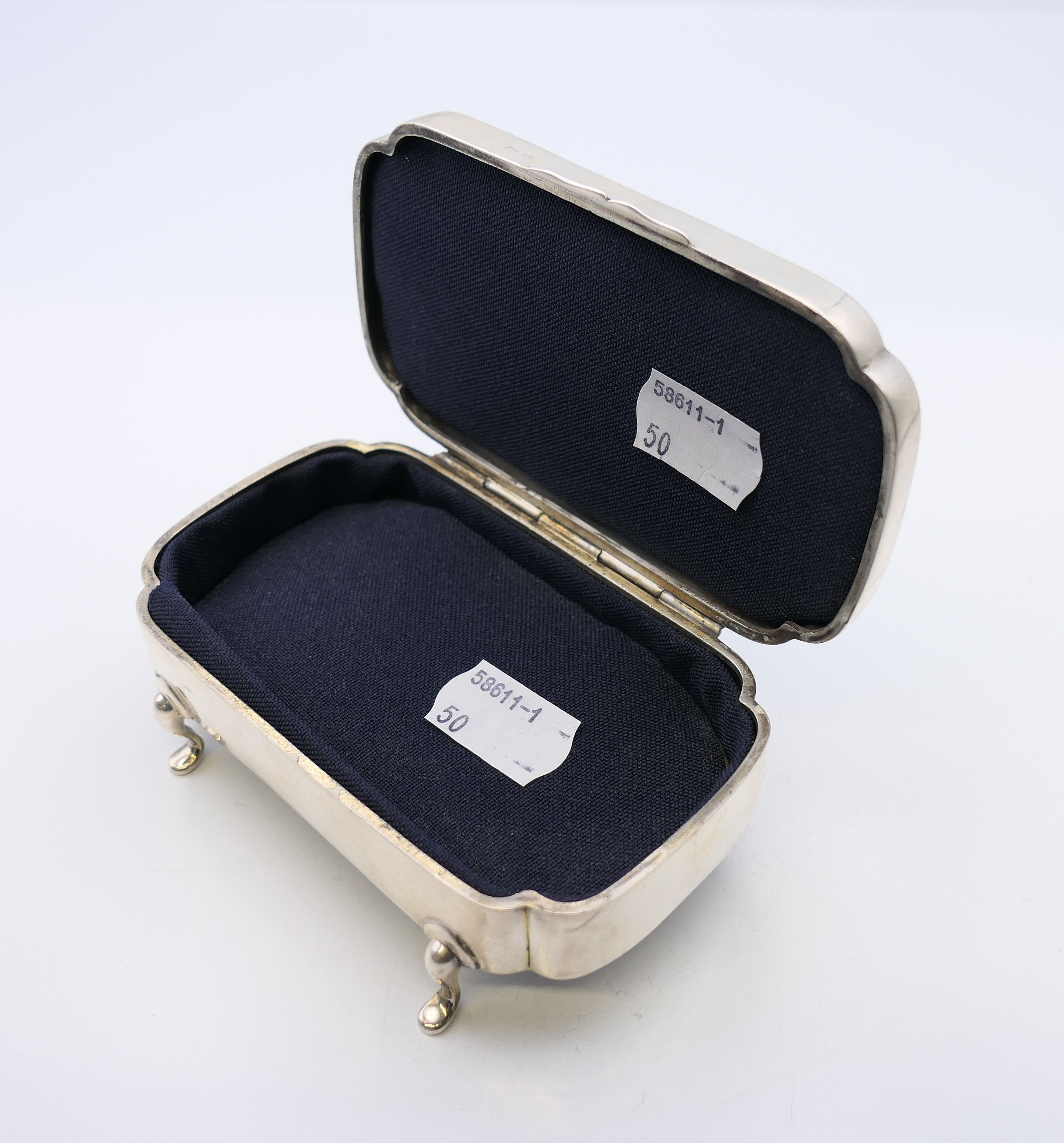 A silver and enamel trinket box, hallmarked for Birmingham 1931, maker's mark of E S Barnsley. - Image 6 of 8