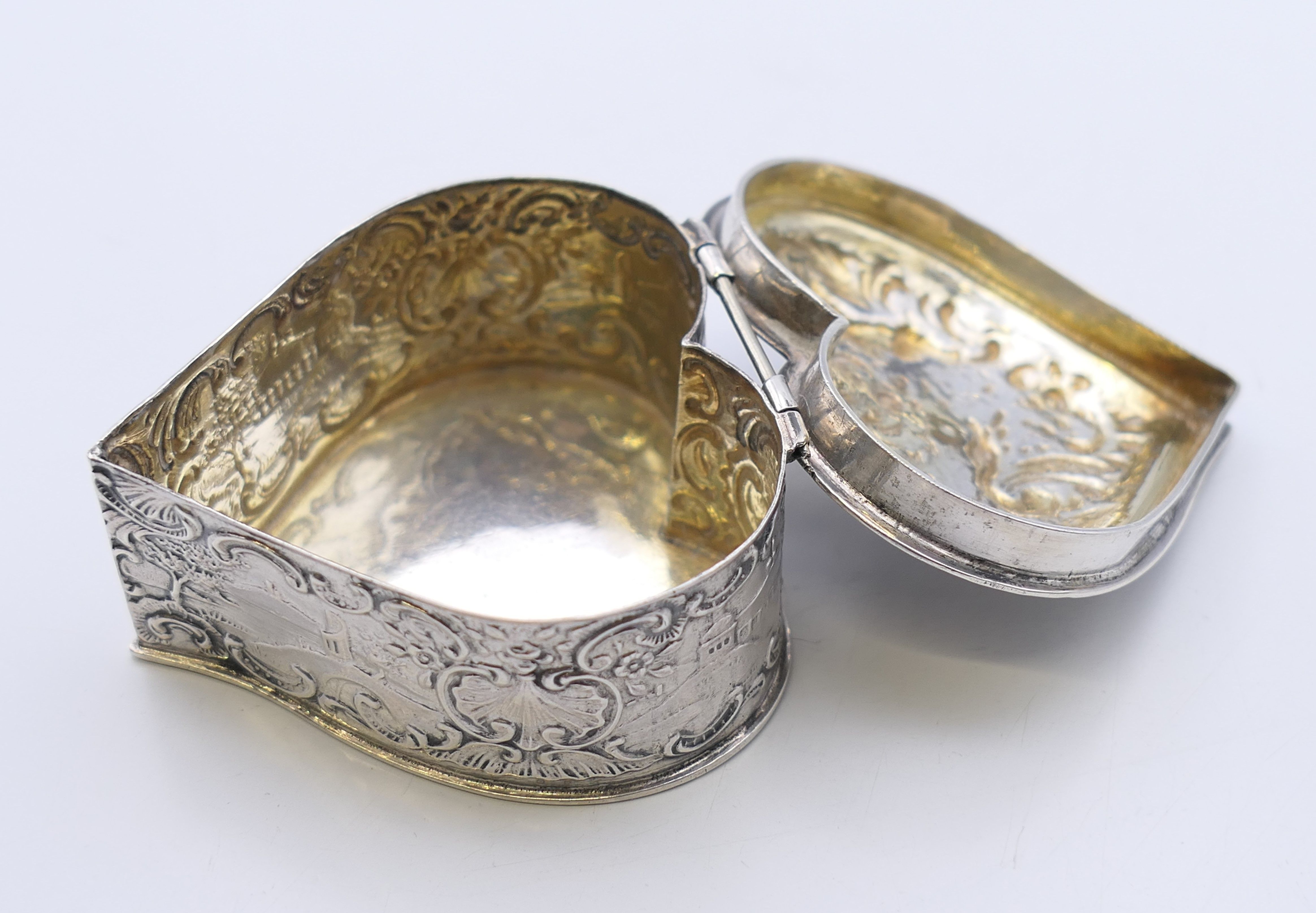 A silver heart shaped pill box, import marks for London 1897. 5.5 cm wide. 58.3 grammes. - Image 5 of 11