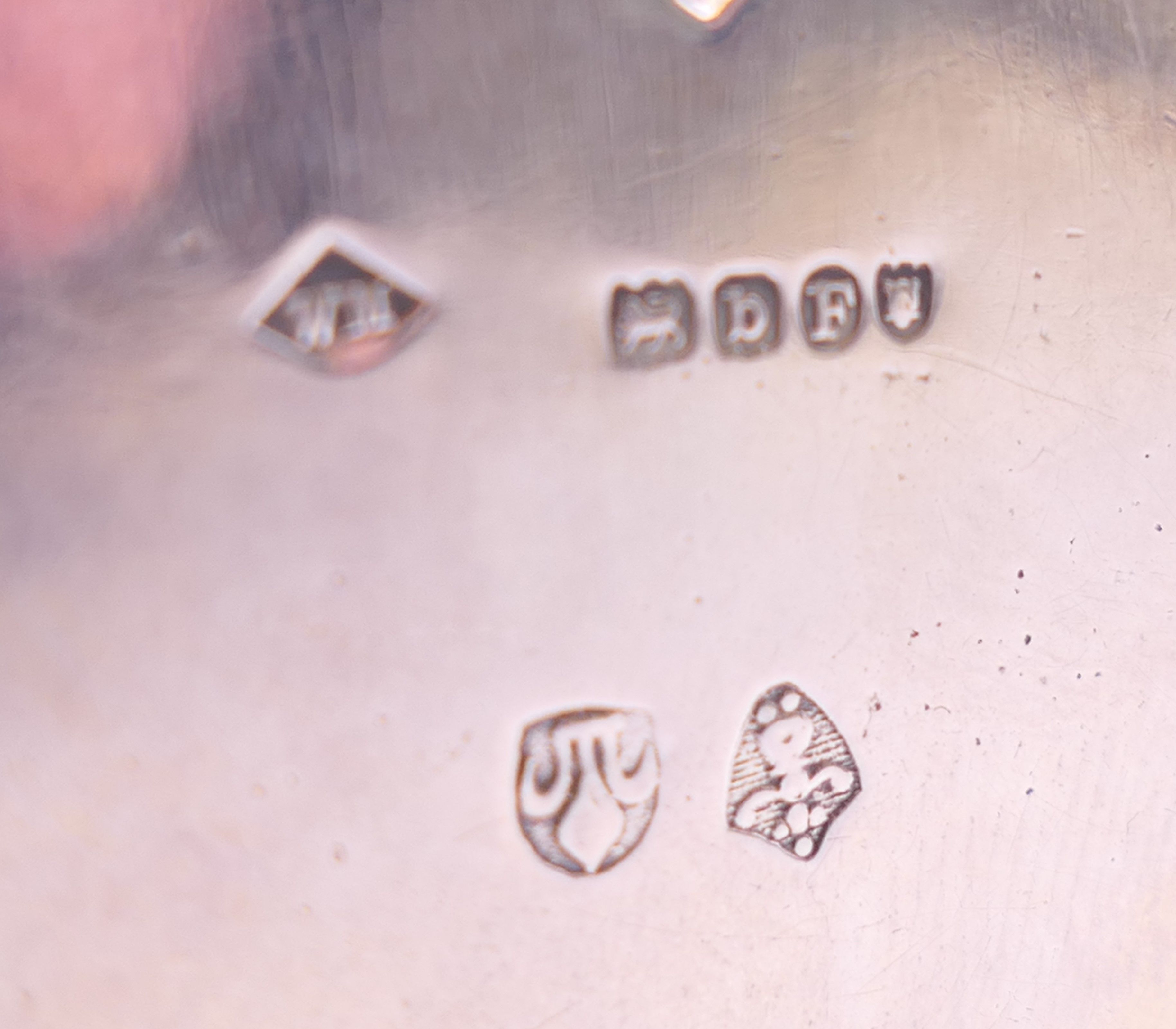A silver heart shaped pill box, import marks for London 1897. 5.5 cm wide. 58.3 grammes. - Image 9 of 11