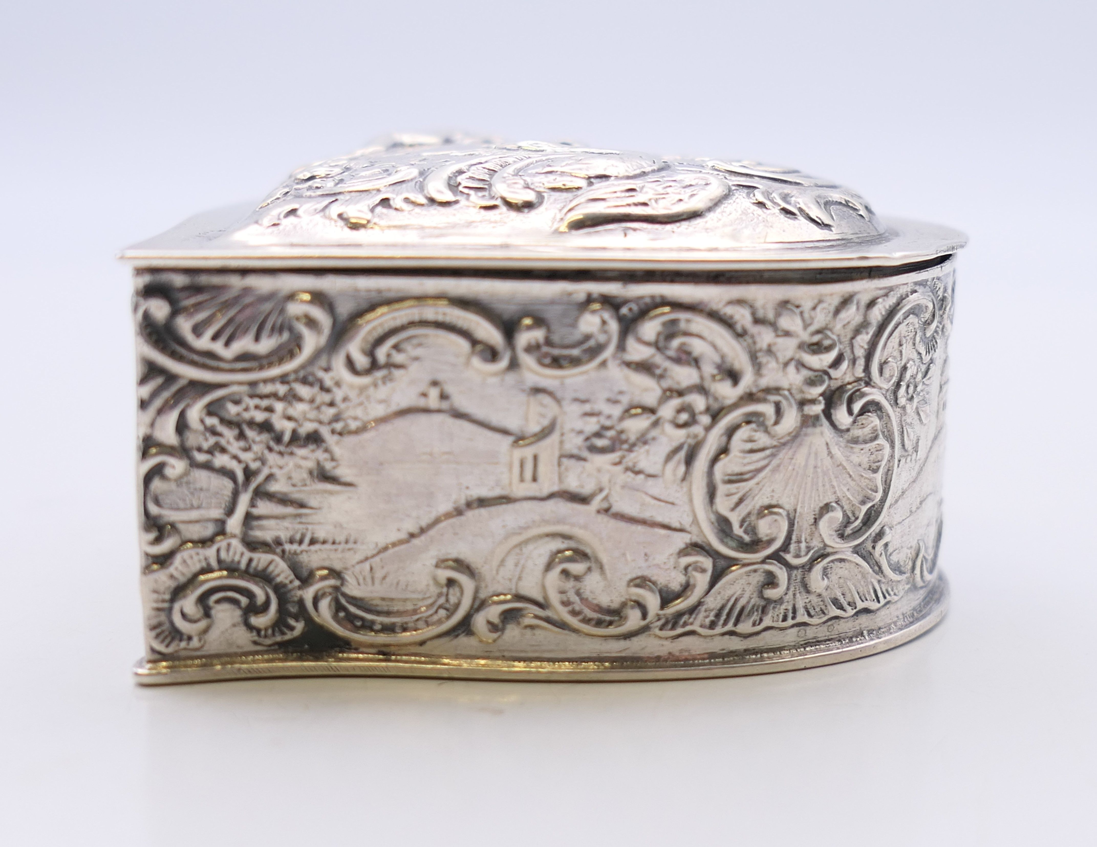 A silver heart shaped pill box, import marks for London 1897. 5.5 cm wide. 58.3 grammes. - Image 3 of 11