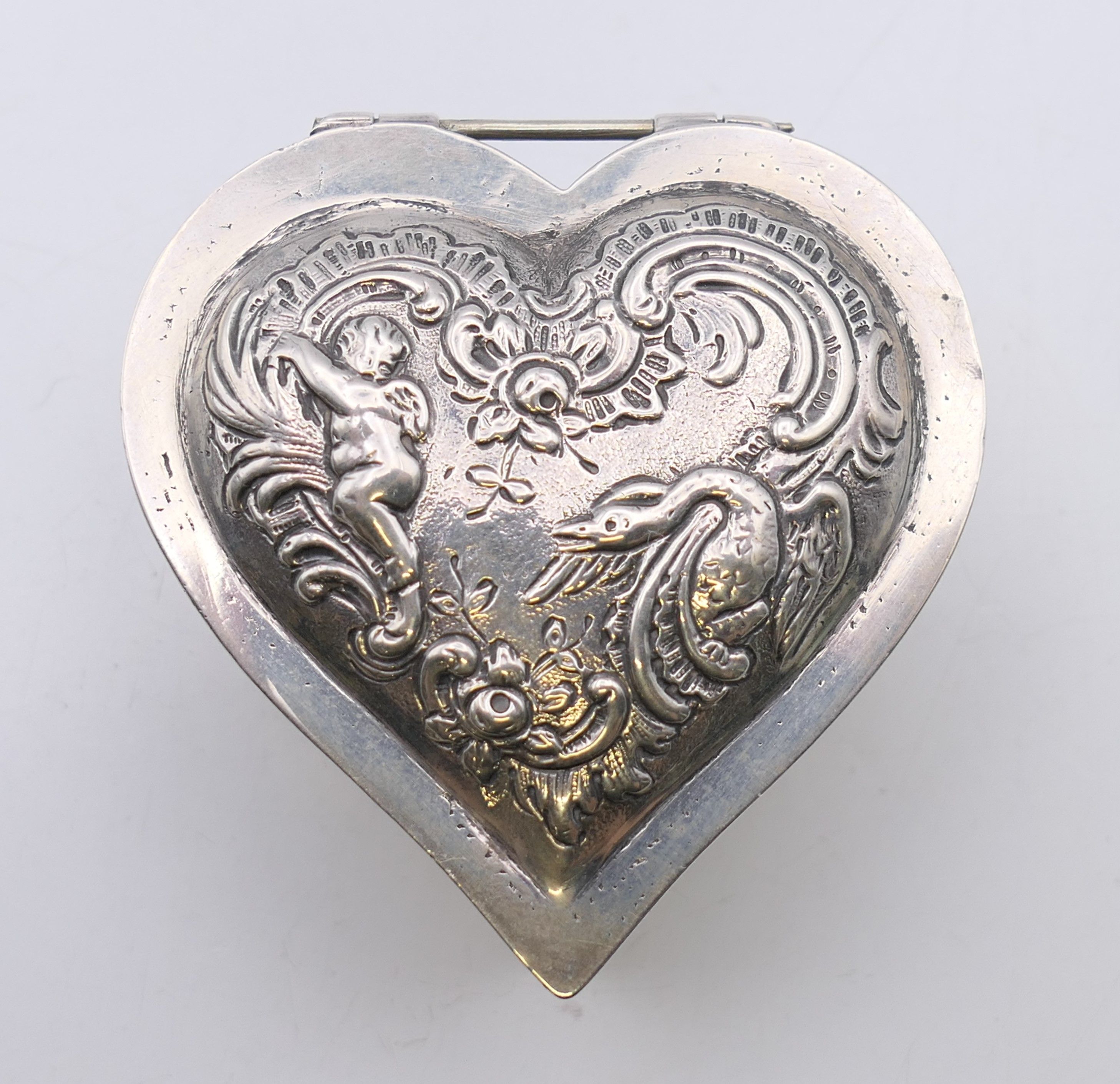 A silver heart shaped pill box, import marks for London 1897. 5.5 cm wide. 58.3 grammes. - Image 2 of 11