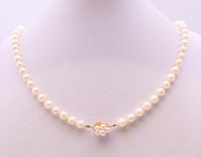 A single strand pearl necklace with a 14 ct gold clasp. 88 cm long.