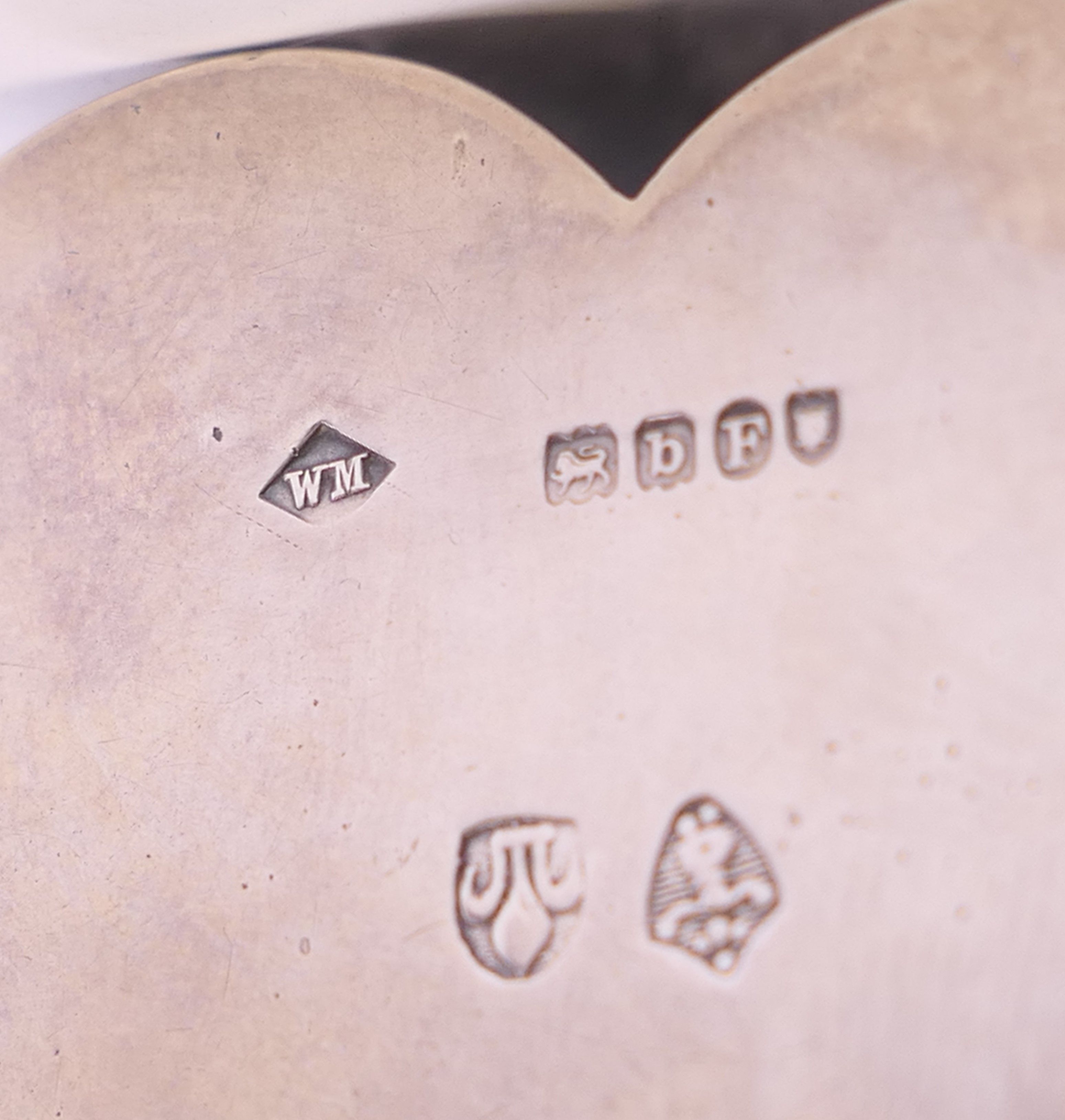 A silver heart shaped pill box, import marks for London 1897. 5.5 cm wide. 58.3 grammes. - Image 10 of 11