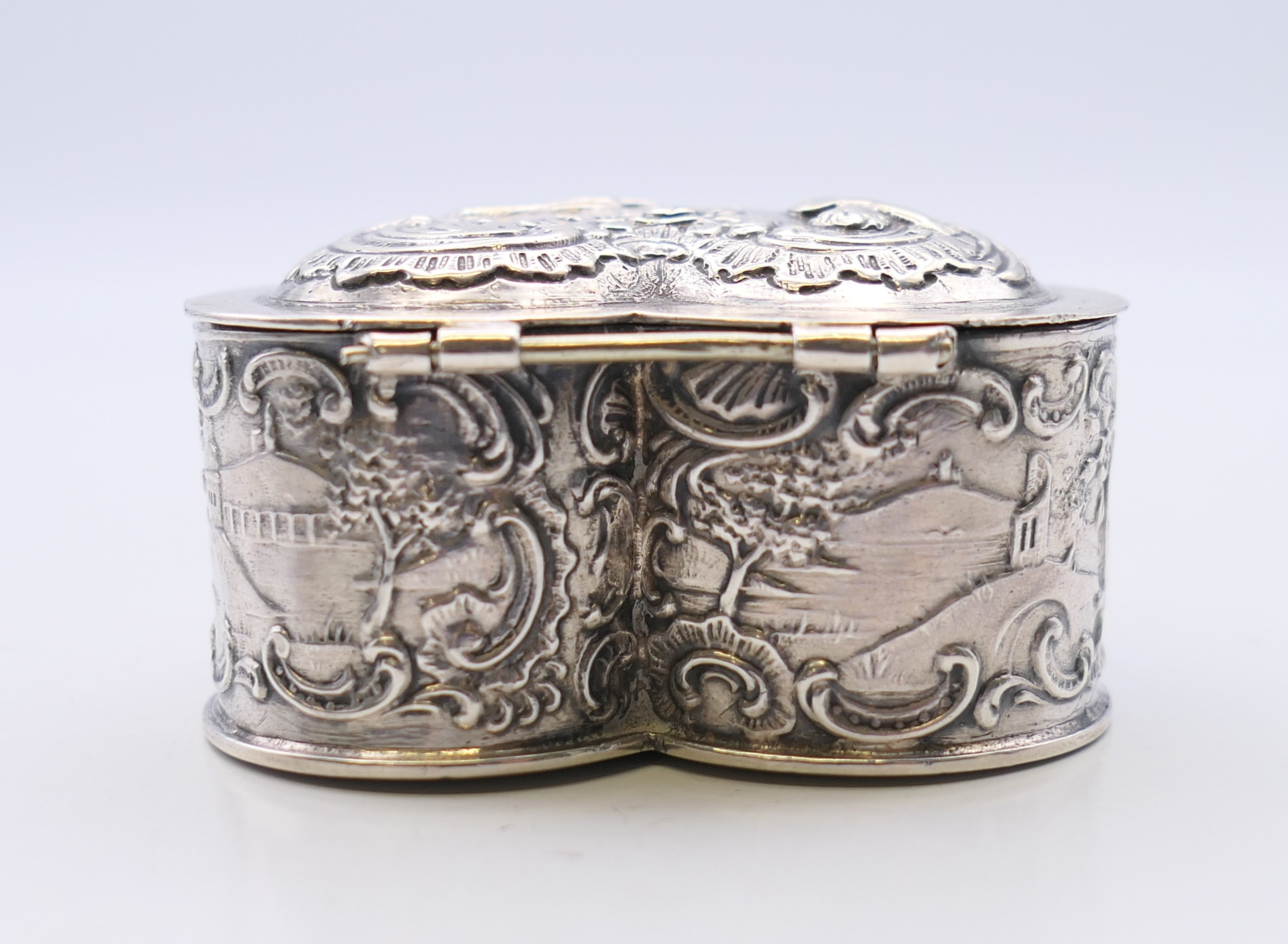A silver heart shaped pill box, import marks for London 1897. 5.5 cm wide. 58.3 grammes. - Image 4 of 11