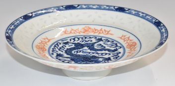 Chinese 19thC pedestal dish with dragon decoration, diameter 22cm