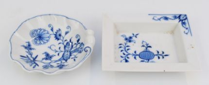 Two pieces of Meissen, one decorated in the Onion pattern, largest length 12cm