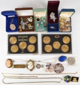 A collection of jewellery including 9ct gold ring (0.7g), yellow metal ring, WBs silver brooch set