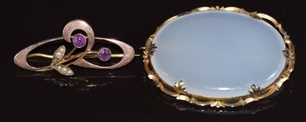 Victorian 9ct gold brooch set with chalcedony and an Art Nouveau 9ct gold brooch set with amethyst