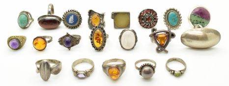 Twenty silver rings including pressed amber, amethyst, turquoise, garnet, Wedgwood, rose quartz,
