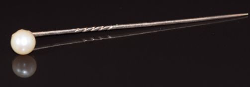 Victorian 9ct gold stick pin set with a pearl, 1.9g