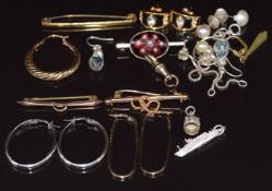 A 9ct gold knot brooch, a pair of 9ct white gold earrings, 9ct gold clip, a pair of 9ct gold
