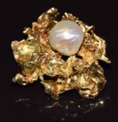 An 18ct gold abstract brooch set with a pearl, 16.4g