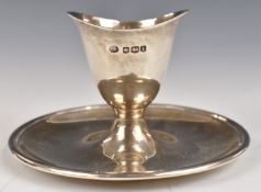 George V hallmarked silver egg cup with integral stand/saucer, Sheffield 1926, maker John Round &