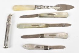 Four hallmarked silver bladed mother of pearl folding fruit knives, a further hallmarked silver