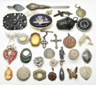 A 9ct gold elephant pendant (5.7g), silver Mizpah brooch (Chester 1904), nephrite jade pendant,