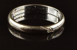 A 9ct white gold wedding band / ring, 2.1g, size M