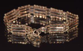 A 9ct gold gate bracelet with heart padlock clasp, 7.2g