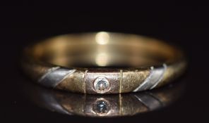 An 18ct gold bi-coloured ring set with a diamond, 3.4g, size R