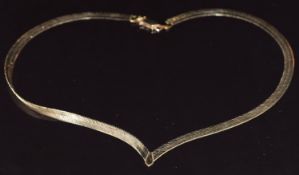 A 9ct gold ribbon link necklace with V shaped detail, 42cm, 9.5g