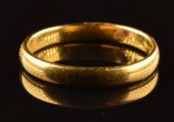 A 22ct gold wedding band / ring, 2.6g, size M