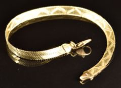 A 14k gold bracelet made up of ribbon links with zigzag decoration, 6.1g