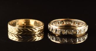 A 9ct gold eternity ring set with spinel and a 9ct gold wedding band, 4.5g, sizes M & O