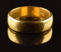 A 22ct gold wedding band / ring, 5.6g, size J