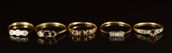 Four 18ct gold rings (damaged), 7.5g and a yellow metal ring, 1.6g