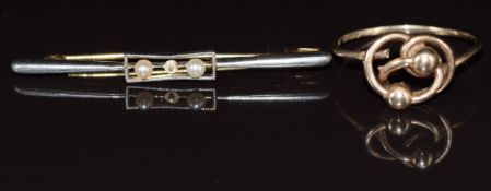 A 9ct gold knot ring (2.3g, broken) and a 15ct gold brooch set with two seed pearls (one pearl