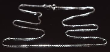 An 18ct white gold necklace / chain made up of rectangular links, 3.9g