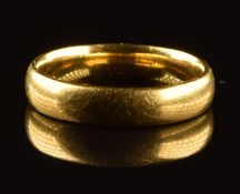 A 22ct gold wedding band / ring, 4.7g, size K