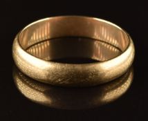 A 9ct gold wedding band / ring, 3.7g, size U