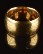 An 18k gold wedding band / ring, 9.1g, size G