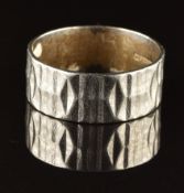 A platinum wedding band / ring with ridged and diamond decoration, 6.3g, size P