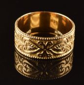An 18ct gold wedding band / ring with embossed decoration, Birmingham 1883, 6.3g, size P
