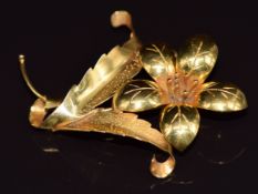 A 9ct gold brooch in the form of a flower, 6g