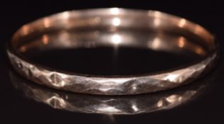 Art Deco 9ct gold flapper bangle with faceted decoration, Birmingham 1923, 7.8g