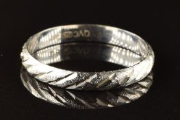 A 9ct white gold wedding band / ring, 2.1g, size V