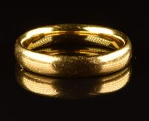 A 22ct gold wedding band / ring, 5.4g, size M