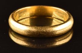 A 22ct gold wedding band / ring, 6g, size O