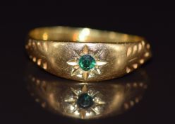 An 18ct gold ring set with diopside, 2.6g, size M