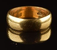 An 18ct gold wedding band / ring, 11.3g, size S