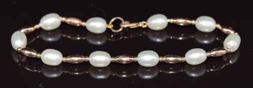 A bracelet made up of pearls and 9ct gold beads, 5.3g