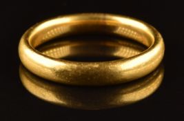A 22ct gold wedding band / ring, 7.4g, size S